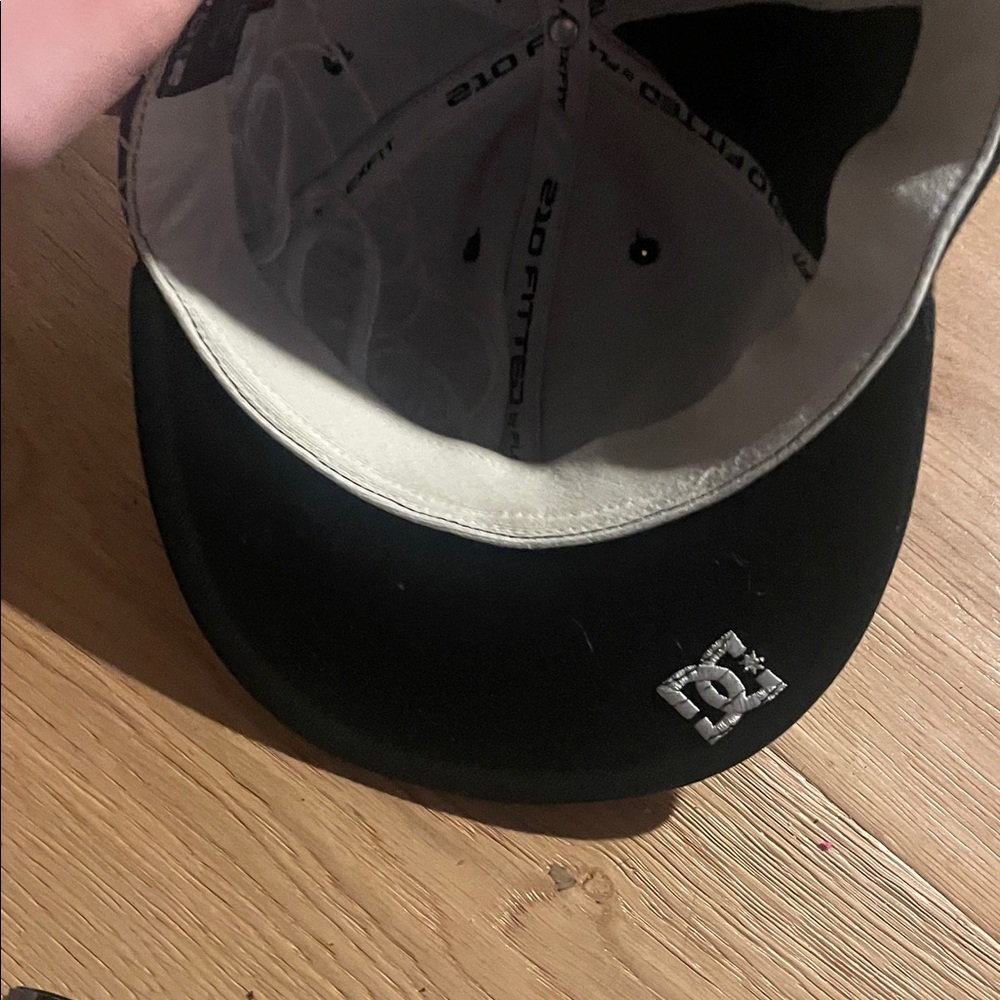 Y2K DC Shoes Cap with White Embroidered detailing - Picture 3 of 3